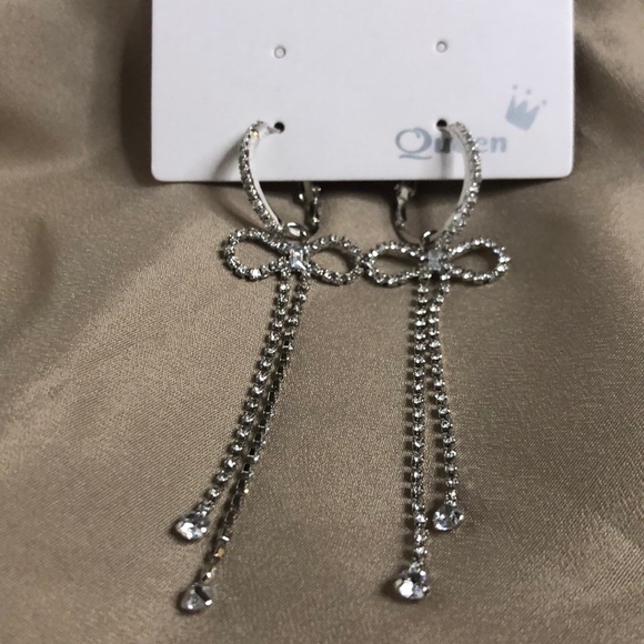 Bow tie dropping earrings